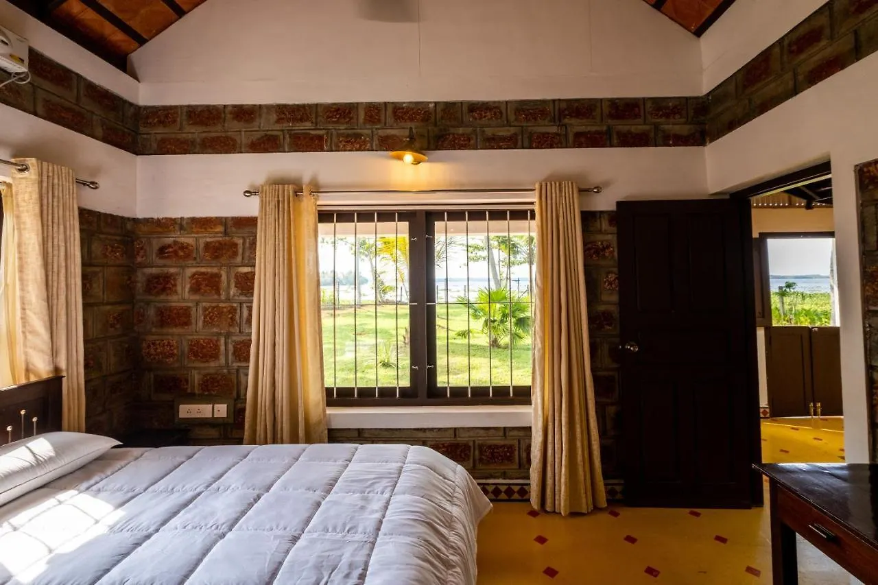 Murinjupuzha Cynefin, Pet-Friendly 2Br By The Backwaters By Roamhome וילה